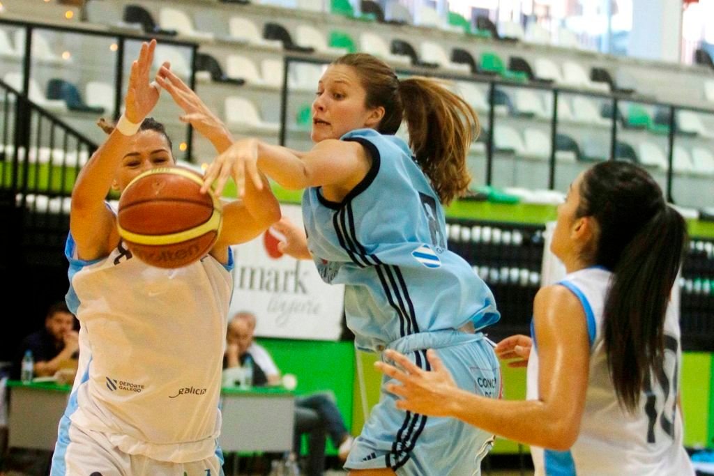 Marta Canella pelea por un balón durante el partido de ayer en Navia contra el Pabellón Ourense.
