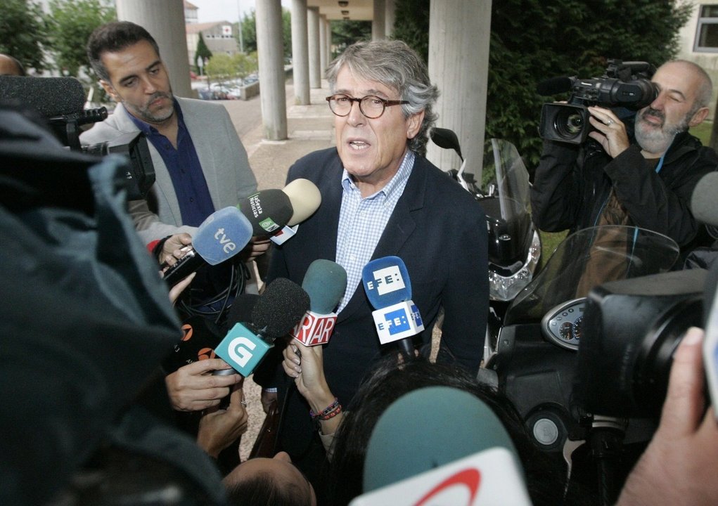 El abogado de Rosario Porto, José Luis Gutiérrez Aranguren, atiende a los medios de comunicación.