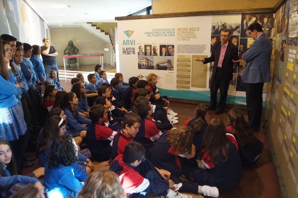 El presidente de ARVI y del Puerto con alumnos del Colegio Alba, ayer en el Berbés. 
