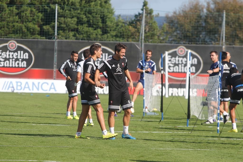Radoja bromea con Borja Fernández durante un entrenamiento.