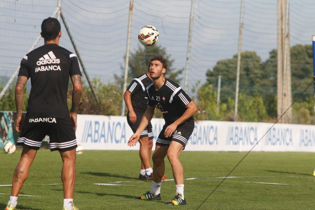 Sergi Gómez cabecea un balón durante un entrenamiento.