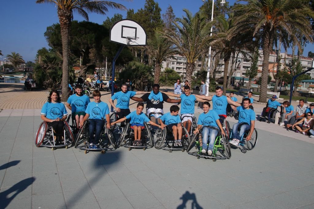 Algunos de los participantes en la actividad del proyecto "Deporte e Mente sen Barreiras", ayer en las pistas de baloncesto de Samil.