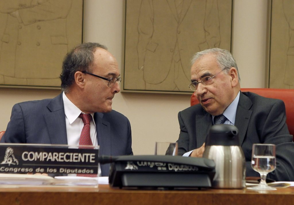 Luis María Linde, con el presidente de la comisión parlamentaria, el socialista Alfonso Guerra.