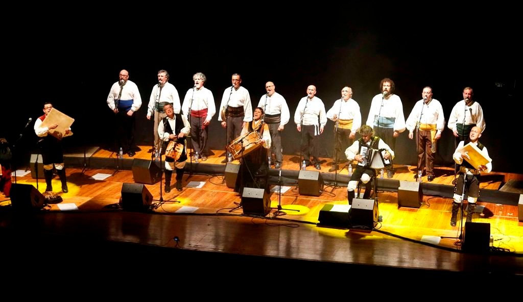 El grupo Treixadura, en el  primero de los dos conciertos que dieron este fin de semana en el teatro García Barbón y que conformará su próximo disco.