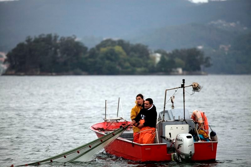 Pescadores de Redondela, ayer mostrando cómo se larga el aparejo en un barco del 'xeito'. 