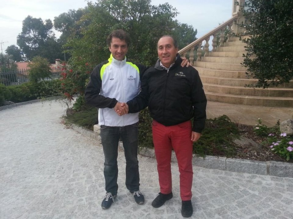 Marcos Serrano y José Luis Chamorro, presidente del Club Ciclista Rías Baixas.