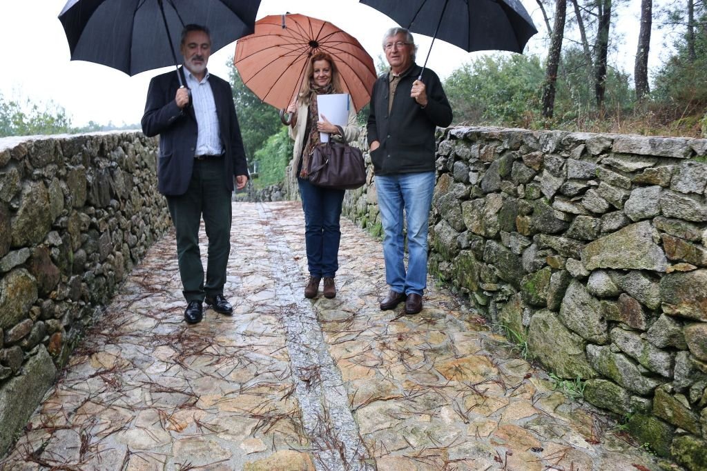 Cores Tourís, Julia Pérez y el alcalde Lorenzo, ayer en el camino de Chan de Gándara.