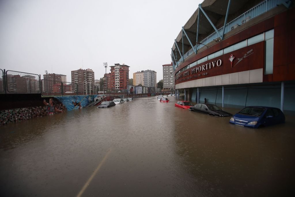 El río Lagares inundó el estadio de Balaídos y el entorno de la factoría de PSA.
