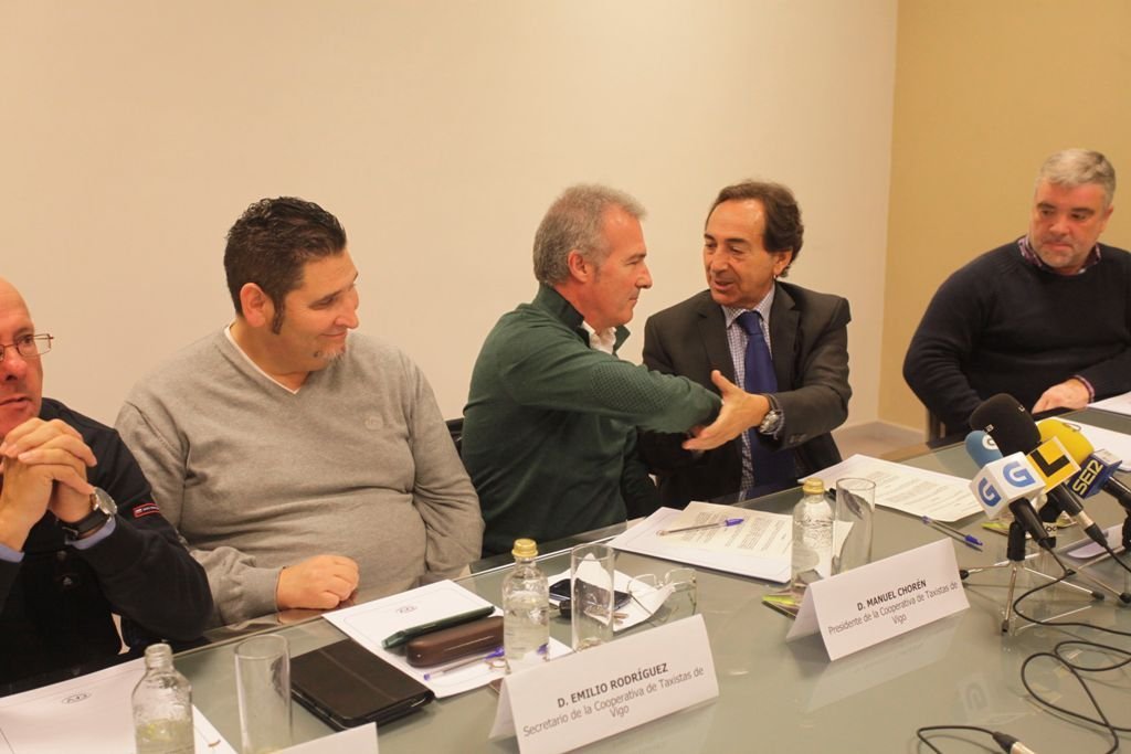 Manuel Chorén, de los taxistas, celebra el acuerdo con Salvador Arenere, ejecutivo de Eurofund.