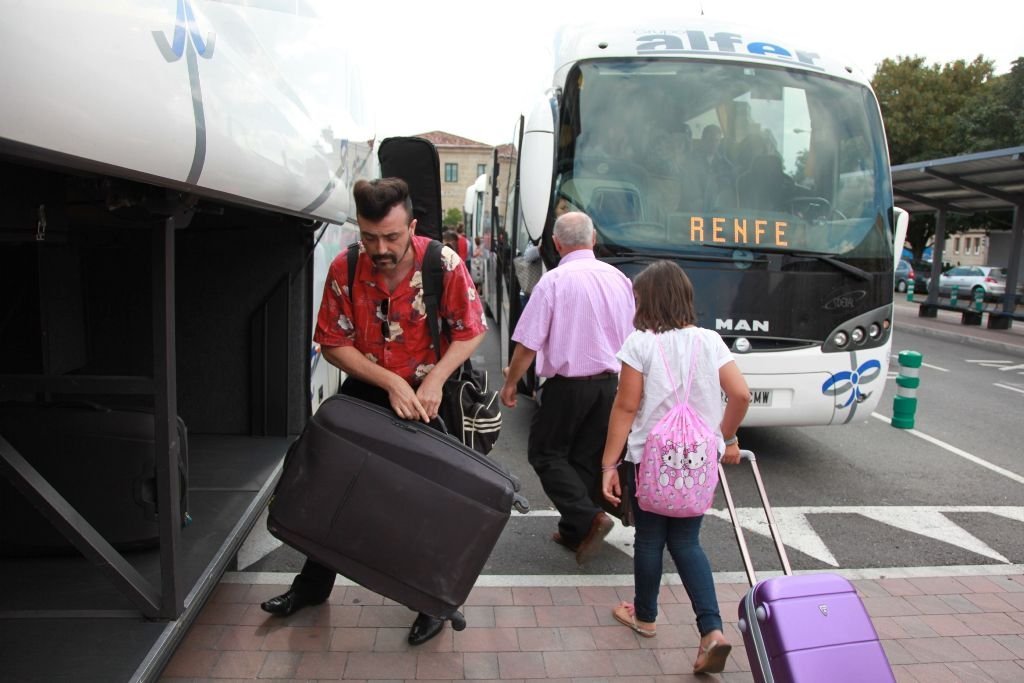 Viajeros del tren trasladados desde Ourense a otros destinos en autobús por otro accidente.