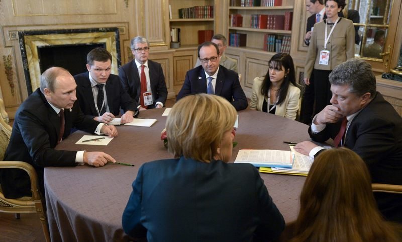 Los líderes del "cuarteto de Normandía" durante la reunión con los presidentes de Rusia y Ucrania.