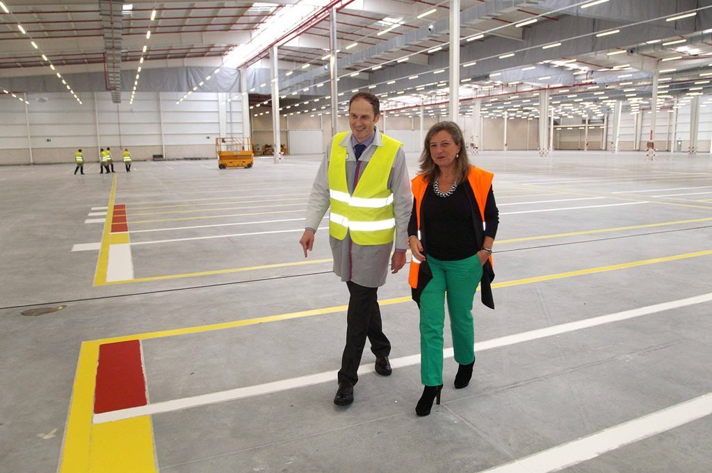 El director de PSA Vigo y la delegada de Zona Franca en la nueva nave que albergará almacenes logísticos. 