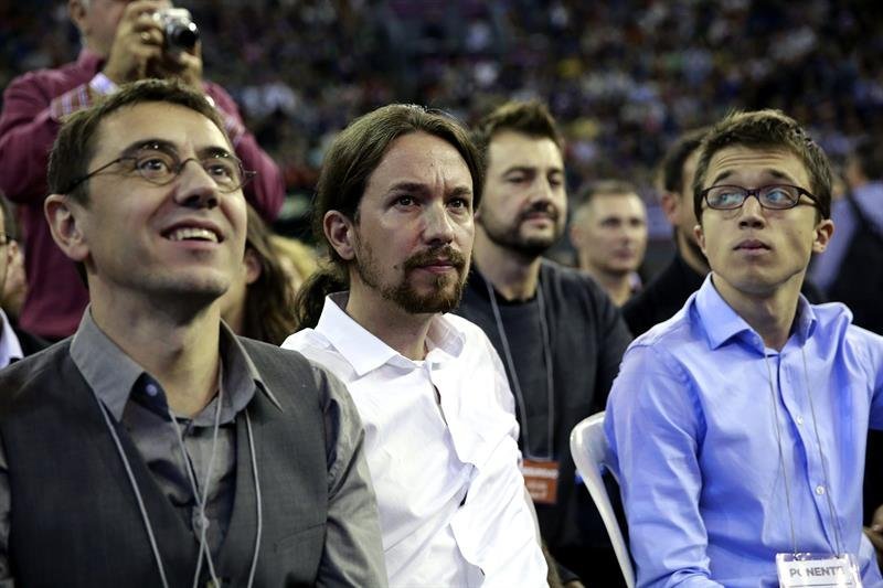 El líder de Podemos, Pablo Iglesias (c), junto a Juan Carlos Monedero (i) e Iñigo Errejón (d)