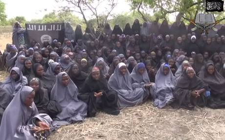 Un grupo de niñas secuestradas, en un vídeo difundido por Boko Haram.