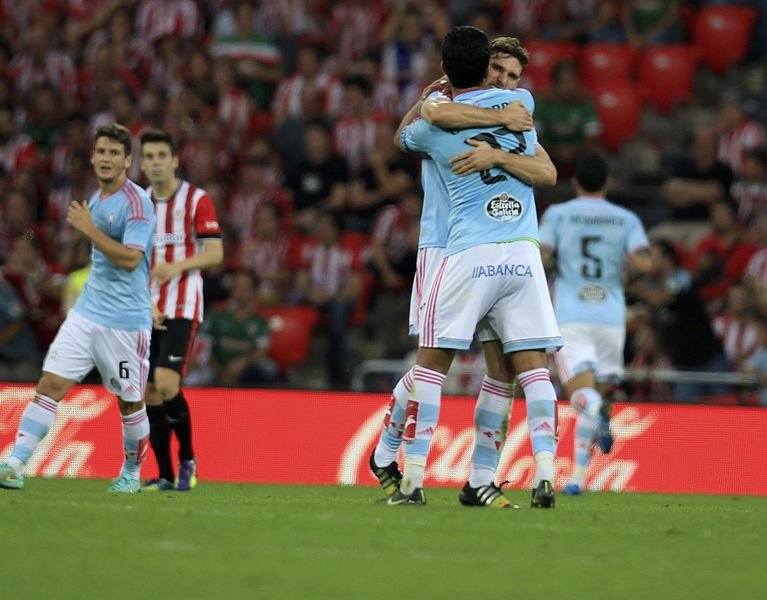 Sergi Gómez y Cabral, la novedosa pareja de centrales de ayer, se abrazan tras el gol del empate logrado por Nolito en San Mamés.