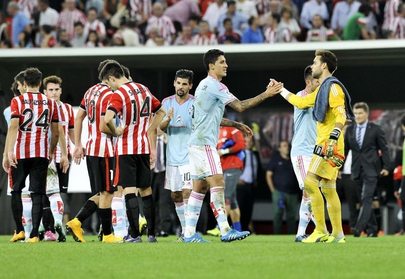 Pablo Hernández saluda a Sergio Álvarez al término del partido disputado ayer en el estadio de San Mamés.