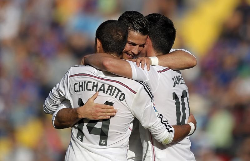 Chicharito, Cristiano Ronaldo y James celebran el 0-3 del Real Madrid.