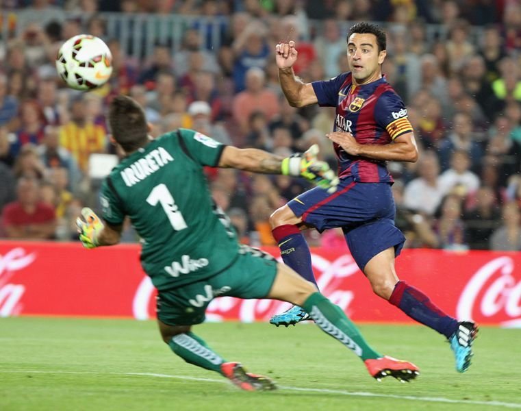 Xavi Hernández supera al portero del Eibar para marcar el primer gol del partido en el Camp Nou.
