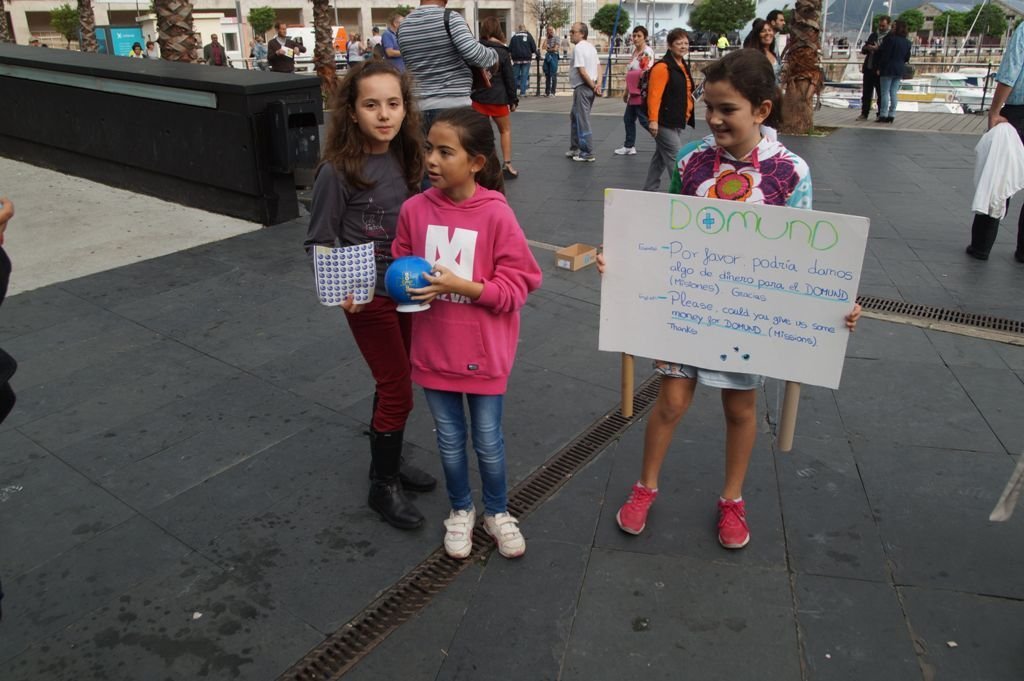 Unas niñas pidieron para el Domund a los turistas en inglés.