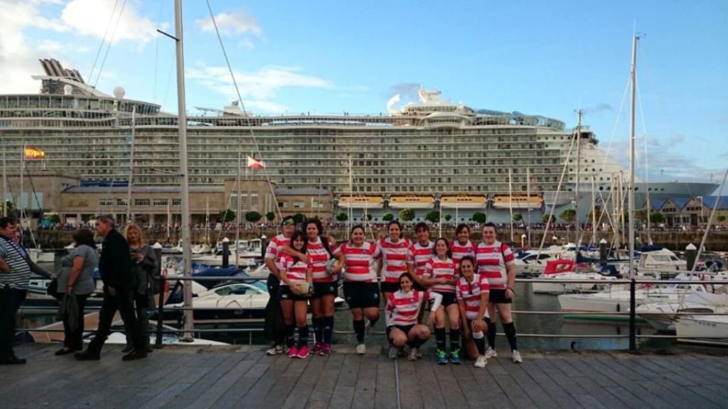 Las integrantes del Vigo Rugby femenino invadieron distintos puntos del centro de Vigo.