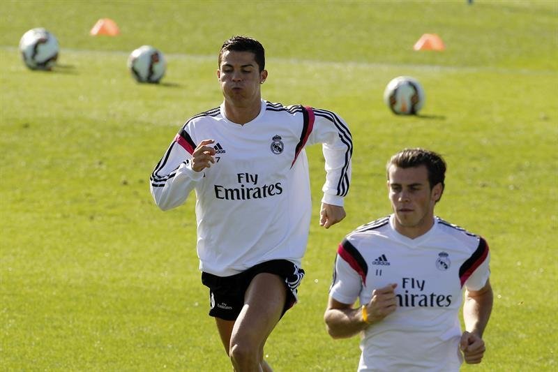 El delantero portugués del Real Madrid Crisitano Ronaldo y su compañero Gareth Bale (d)