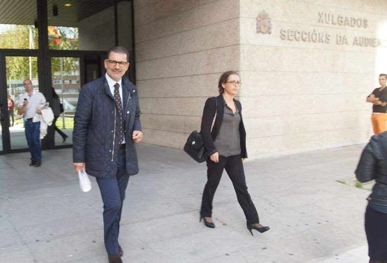 El concejal Ángel Rivas llegó ayer a los juzgados media hora antes de la cita con la jueza.
