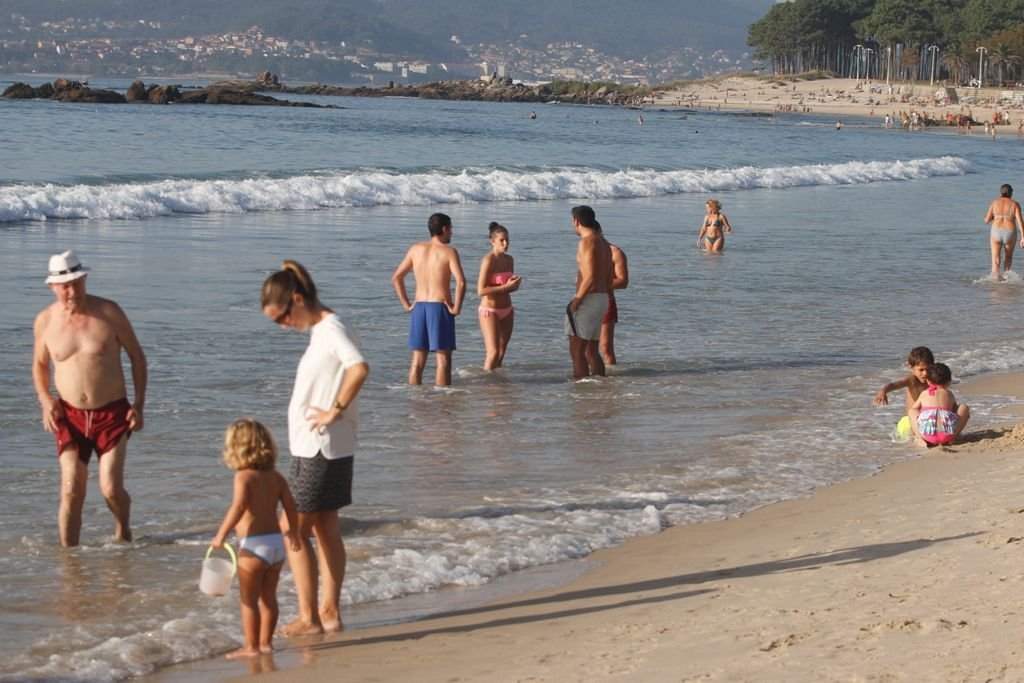 Cientos de personas disfrutaron de las altas temperaturas en la playa.
