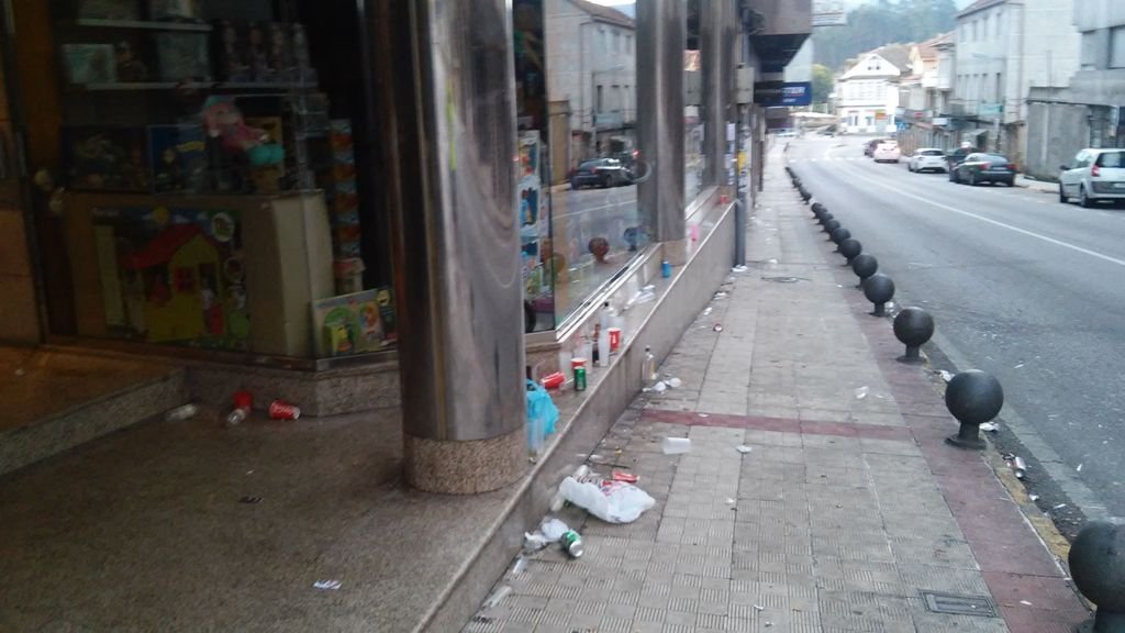 El PSOE de Nigrán aseguró que los restos de botellas de apoderan de parques y viales hasta media mañana.