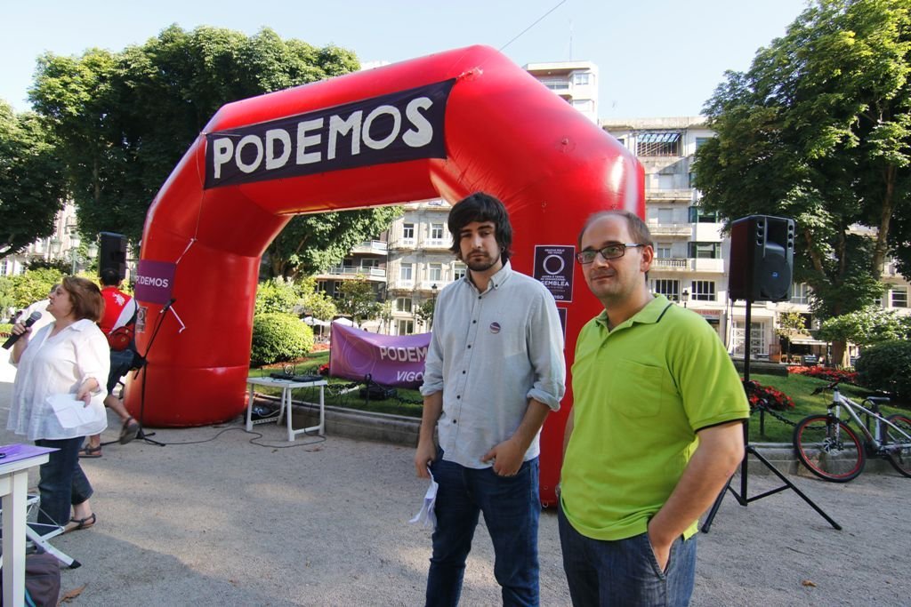 Óscar González, portavoz habitual del Círculo de Podemos Vigo, a la derecha.