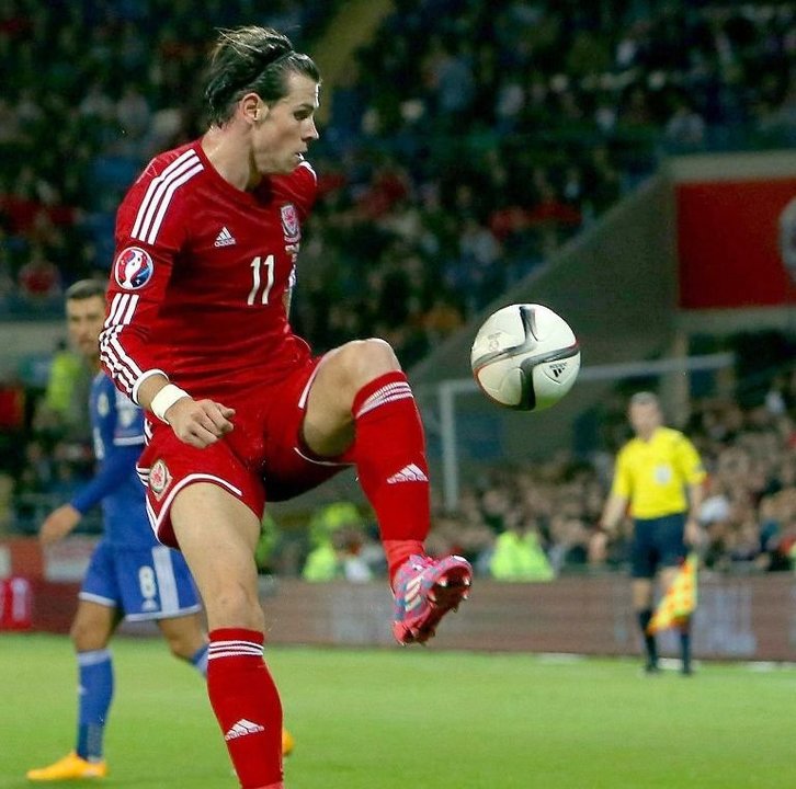 Gareth Bale controla un balón durante un partido con Gales.