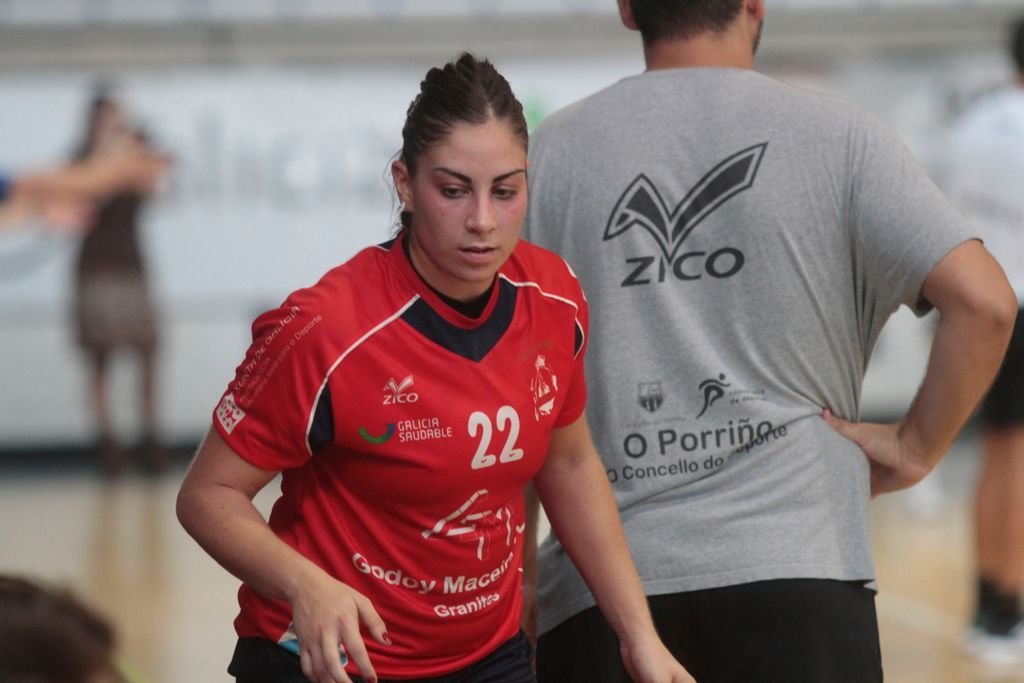Sandra Costas, extremo zurdo del Porriño, en un partido de esta temporada.