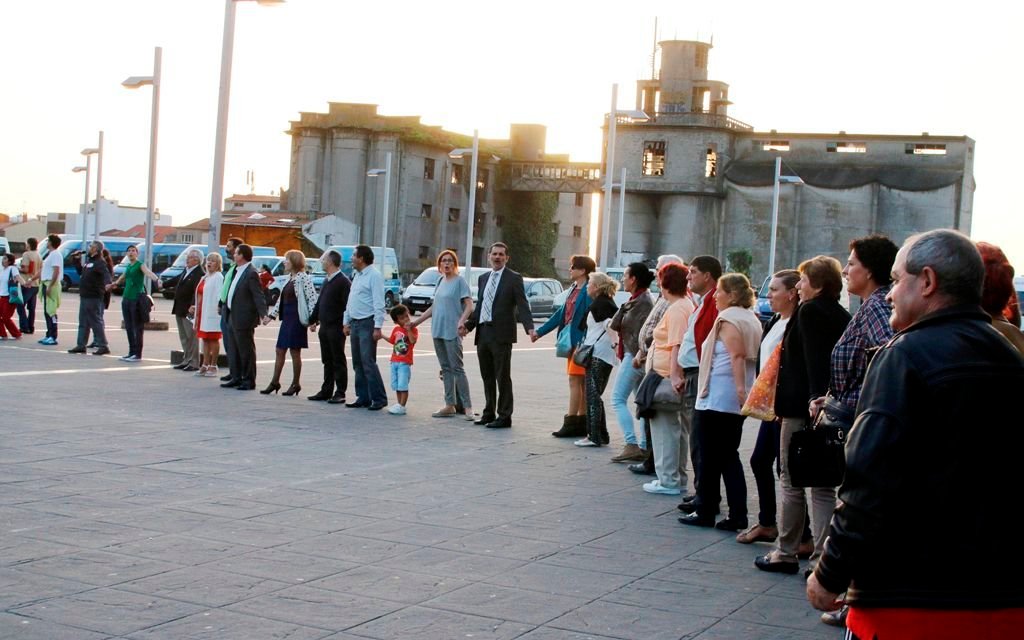 Concejales y diputados autonómicos de PSOE y BNG se sumaron a la protesta de San Francisco ayer en Praza do Rei.
