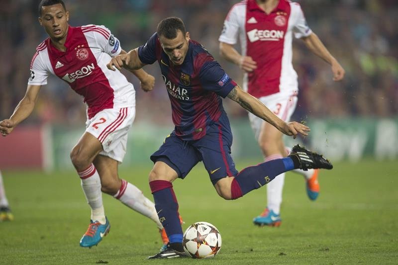 El jugador del FC Barcelona Sandro (d) se dispone a chutar ante Ricardo Van Rhijn, del Ajax