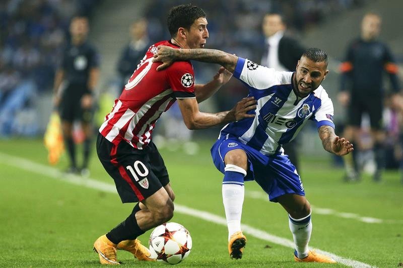 El centrocampista del Athletic de Bilbao Óscar de Marcos (i) lucha el balón con Ricardo Quaresma
