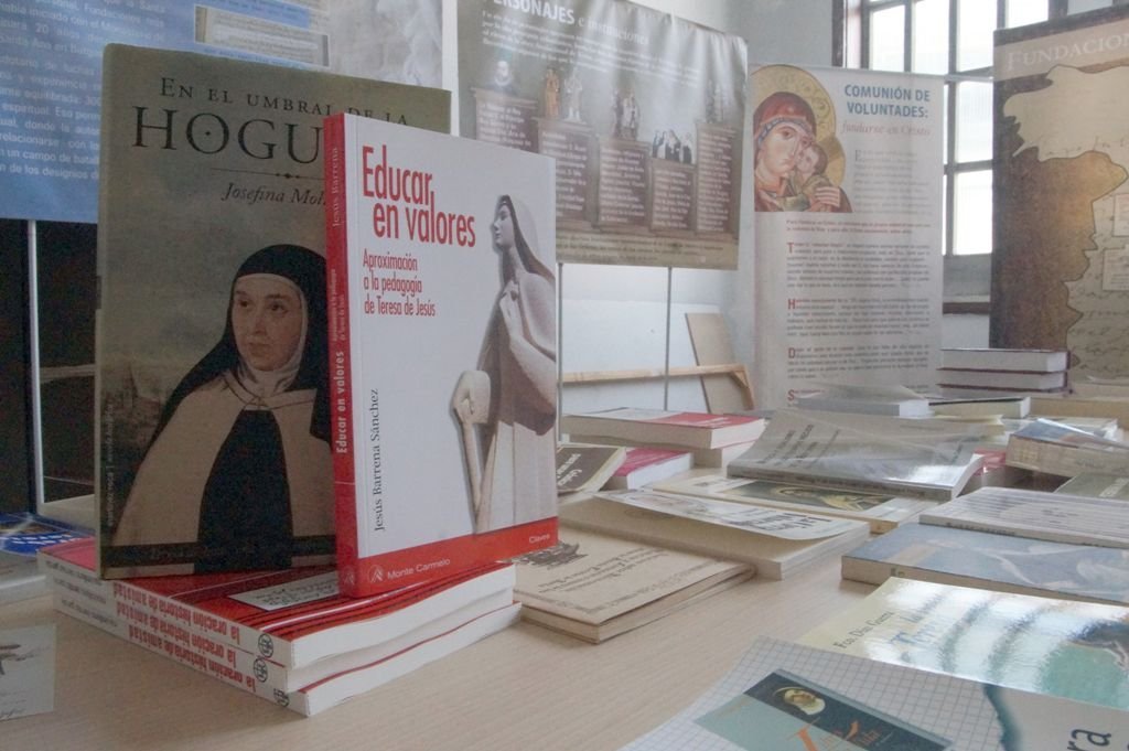 El Seminario Mayor acogió ayer la inauguración de la exposición sobre la obra de Santa Teresa “Fundaciones” con publicaciones sobre el legado de la homenajeada.