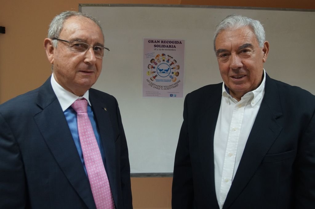 El colaborador Antonio Rodríguez y el presidente del Banco de Alimentos, Pedro Pereira.