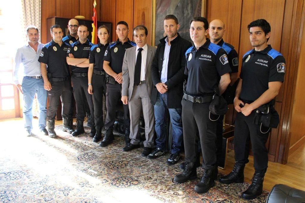 Policías locales con el alcalde Santos, el pasado verano.