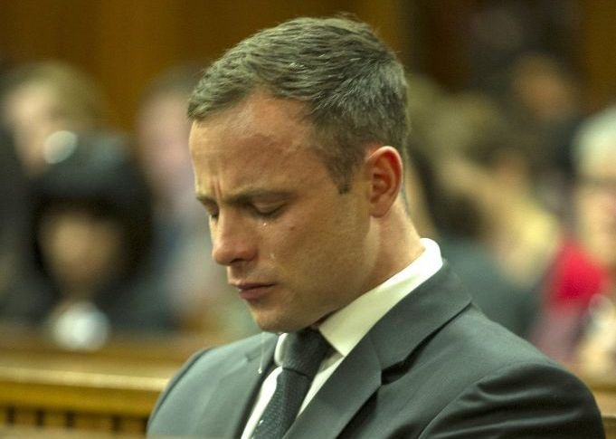 Oscar Pistorius llora durante el juicio por la muerte de su novia.