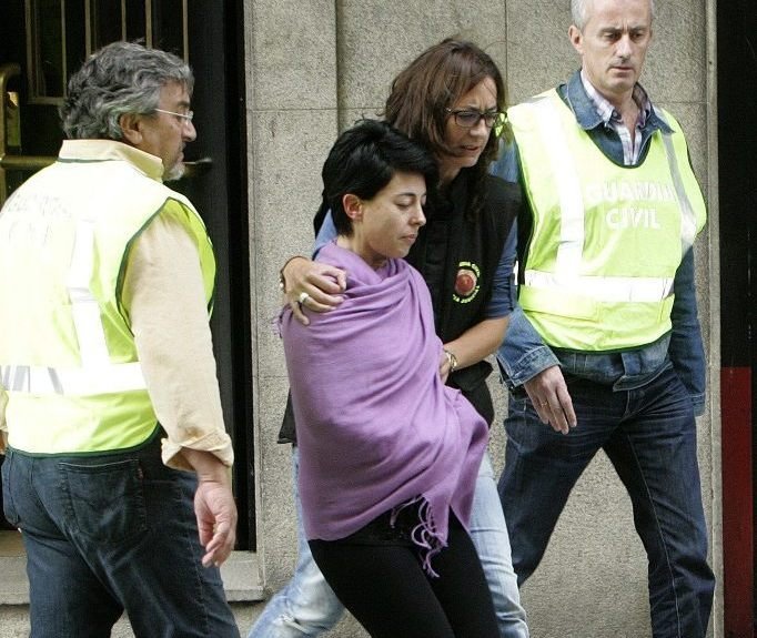 Rosario Porto, rodeada de agentes, el día de su detención en Santiago de Compostela.