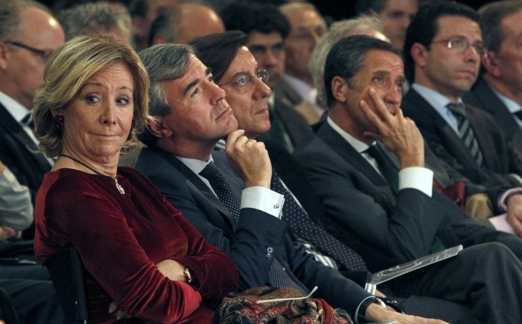 Ángel Acebes, sentado al lado de Esperanza Aguirre, en un acto del PP cuando formaba parte del Gobierno.
