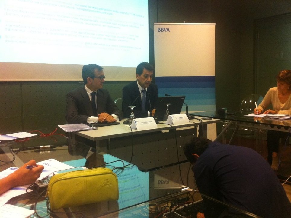 Juan Carlos Hidalgo y Rafael Doménech durante la presentación del informe