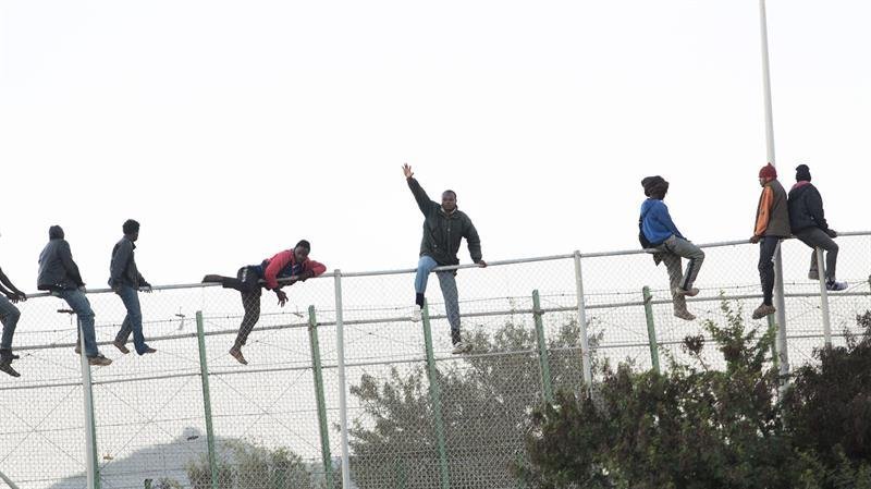 Decenas de inmigrantes han protagonizado un nuevo intento de entrada a Melilla, el segundo en cuarenta y ocho horas