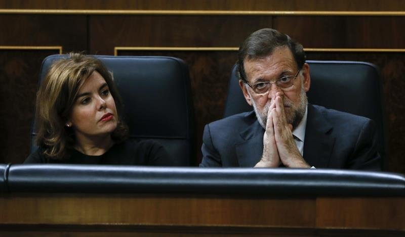 El presidente del Gobierno, Mariano Rajoy (d), junto a la vicepresidenta, Soraya Sáenz de Santamaría (i)