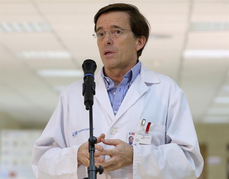El jefe de la Unidad de Enfermedades Infecciosas del Hospital Carlos III, José Ramón Arribas, durante la rueda de prensa