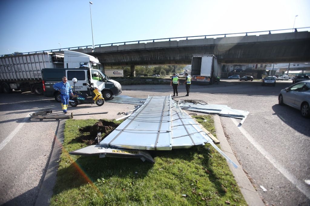 Un camión perdió parte de su carga en tránsito por Porriño