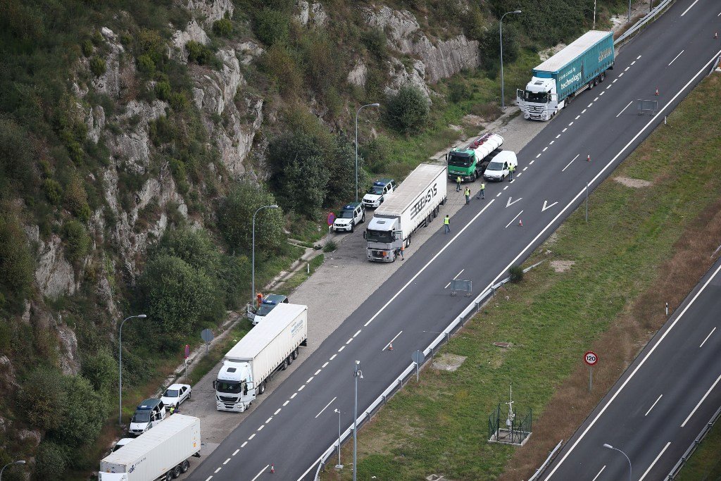 Camiones controlados por los agentes de la Guardia Civil, ayer en el túnel de A Cañiza.
