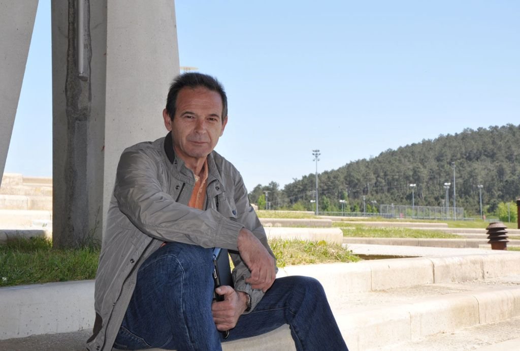 El profesor Gonzalo Navaza, en el Campus de Vigo.