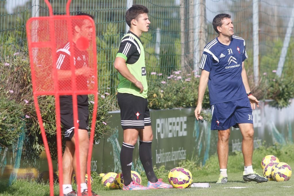 Santi Mina, junto a Jonny Castro en un entrenamiento en A Madroa.