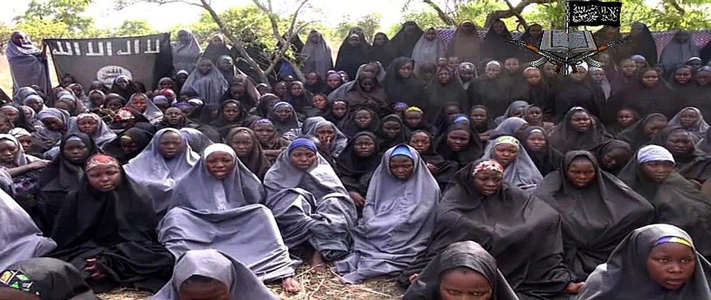 Las 200 niñas secuestradas por Boko Haram hace seis meses en el video difundido tras el se