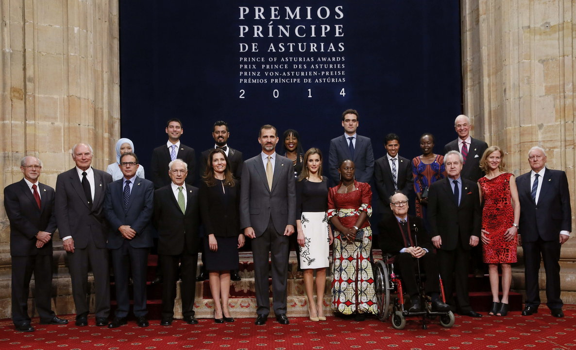 Los reyes, Felipe y Letizia, posan junto a los galardonados durante la entrega de Medallas de Asturias de 2014, por la mañana, en el hotel de la Reconquista de Oviedo.